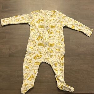 Old Navy footed sleeper size 6-9 months